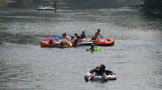 FamiliesplayingtogetherontheSchroonRiver